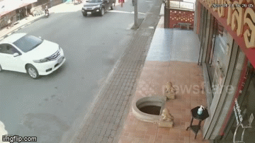 Video: Nữ tài xế đạp nhầm chân ga, ô tô lao như bay vào tiệm vàng