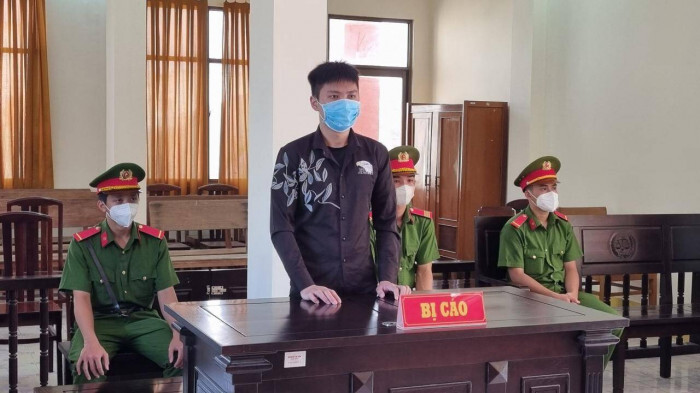 Đập đầu lái xe ôm cướp 500 nghìn đồng, trả giá bằng 15 năm tù