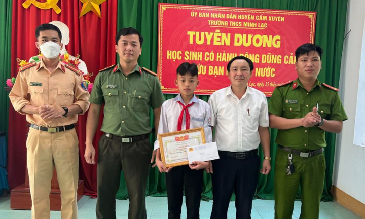 Nam sinh lớp 8 dũng cảm cứu 2 em nhỏ đuối nước