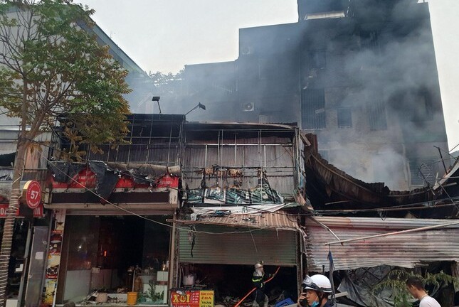 Hà Nội: Cháy cửa hàng phụ tùng ô tô, lửa lan ra 6 ngôi nhà kế bên 