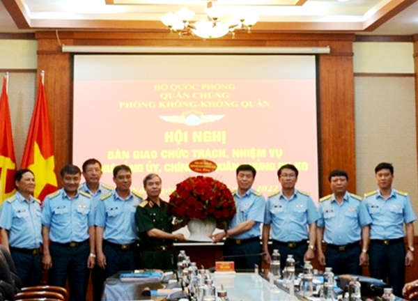Bàn giao chức trách, nhiệm vụ Bí thư Đảng ủy, Chính ủy Quân chủng Phòng không - Không quân