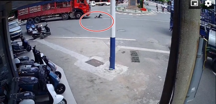 Video: Ăn vạ trước gầm xe tải, người đàn ông nhận kết đắng
