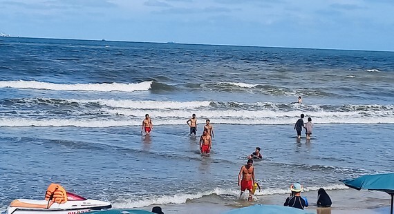 Tin tức thời sự mới nóng nhất 4/5: Cứu 2 du khách bị đuối nước khi tắm biển Vũng Tàu