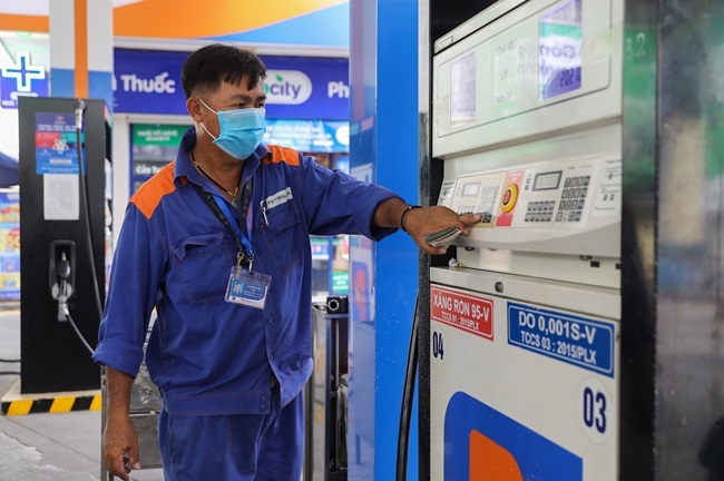 Xăng dầu tăng giá: E5 RON 92 tăng 330 đồng/lít, RON 95 tăng 440 đồng/lít