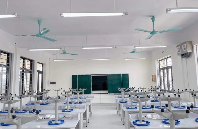 Hà Nội: Một học sinh nhập viện, khâu 5 mũi do bị quạt trần rơi trúng người