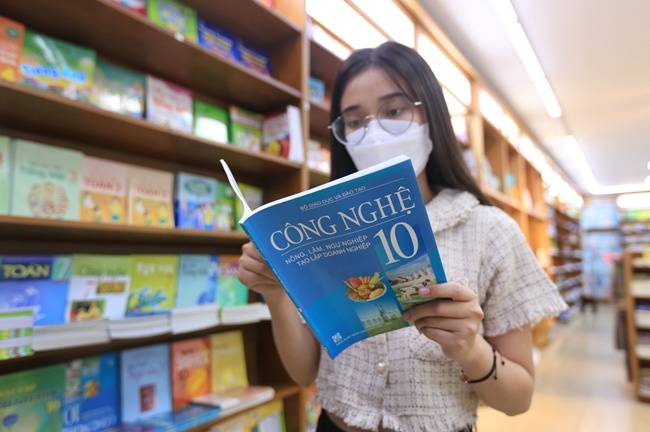 Giá SGK lớp 3, 7, 10 theo chương trình mới tăng vọt, phụ huynh gặp áp lực 