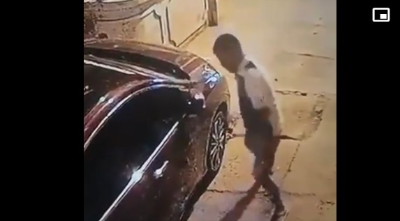 Video: Phẫn nộ vì hàng xóm vô cớ cầm dao chọc thủng dàn lốp ô tô