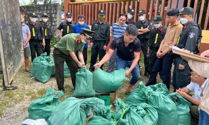 Quảng Bình: Phát hiện súng cùng gần 1 tấn thuốc nổ trong nhà nghi phạm