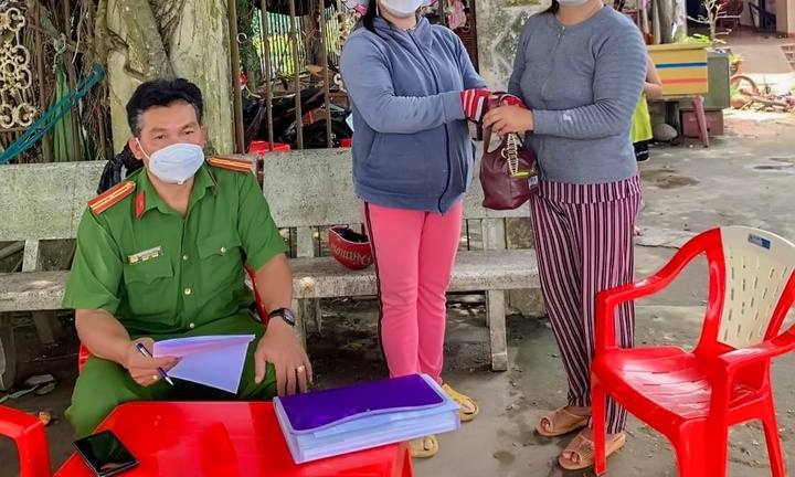 Nhặt được tiền và vàng, nữ tiểu thương trả lại cho người đánh rơi 