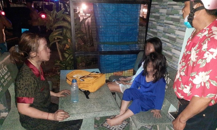 Cảnh sát dùng kìm cộng lực, xà beng để giải cứu 3 con mắc kẹt trong ngôi nhà bị cháy