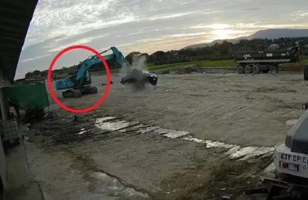 Vụ tài xế máy xúc đập nát 2 ô tô: Phút nóng nảy trả giá bằng 30 tháng tù