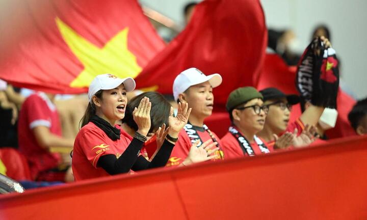 Hình ảnh khán giả phủ kín khán đài sân đấu Futsal SeaGames 31 tại Hà Nam