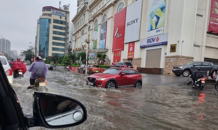 Hà Nội: Mưa to giờ cao điểm, nhiều tuyến phố kẹt cứng xe vì ngập 