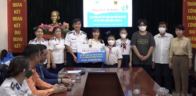 Tin thời sự mới nóng nhất 1/6: Cảnh sát biển tặng sổ tiết kiệm cho trẻ mồ côi vì COVID-19