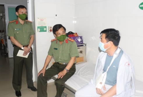 Kẻ nghiện tấn công trung tá công an đến gãy tay