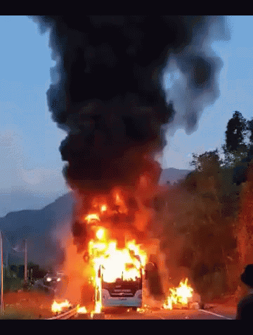 Video: Xe khách chở 44 người đang đổ đèo bỗng bốc cháy ngùn ngụt