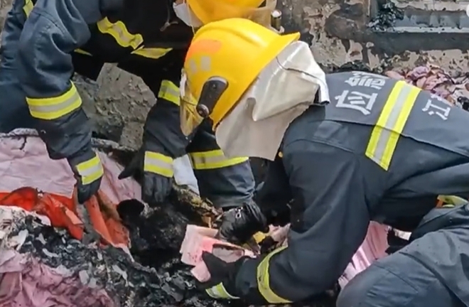 Bố thắp hương cầu con thi đỗ đại học, không ngờ thiêu rụi cả căn nhà 