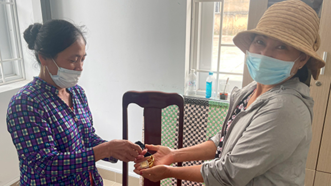 Nhặt được vàng trị giá 300 triệu đồng, nữ lao công nhờ công an tìm người đánh rơi