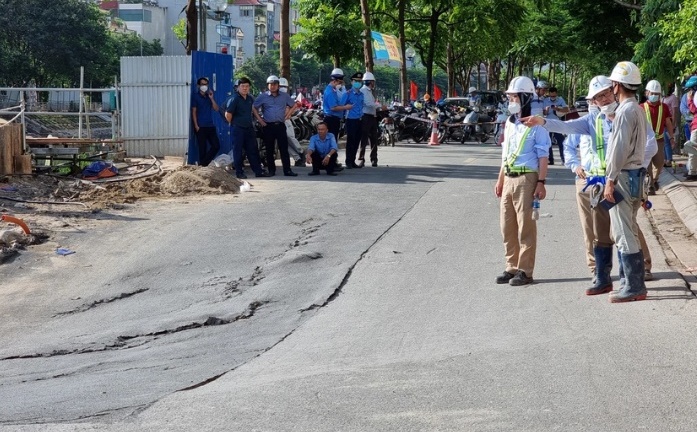 Tin thời sự mới nóng nhất 15/6: Đường ven sông Tô Lịch bất ngờ sụt sâu 1m