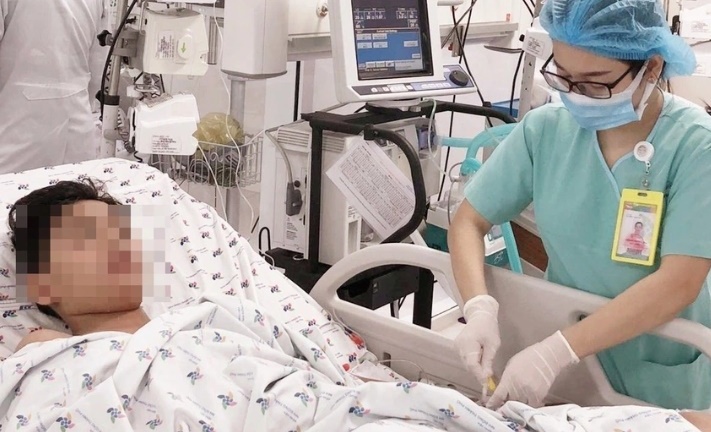 Nam sinh nguy kịch hơn nửa tháng khi đồng nhiễm sốt xuất huyết, biến chứng hậu COVID
