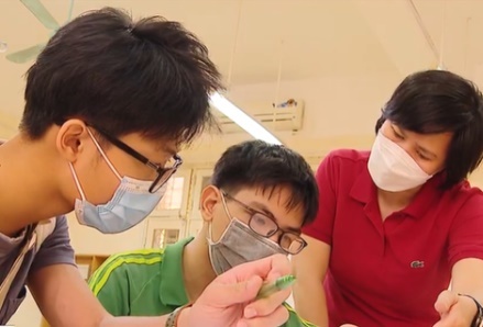 Kỳ thi vào lớp 10 ở Hà Nội: Học sinh lớp 8 chép bài thi giúp thí sinh bị gãy tay 