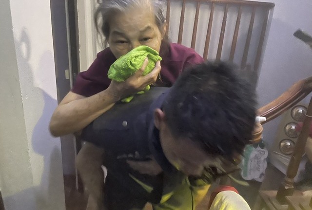 Hà Nội: Giải cứu thành công 6 người mắc kẹt trong đám cháy ở phố cổ 