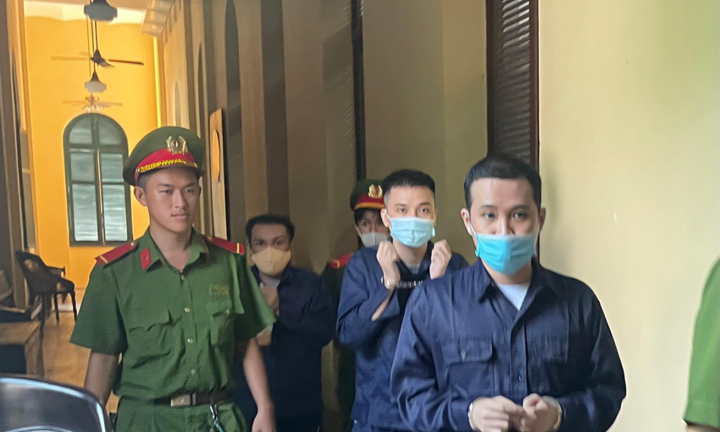 Xét xử vữ học viên tống tiền thầy giáo: Hoãn tòa do bị cáo đưa con đi viện