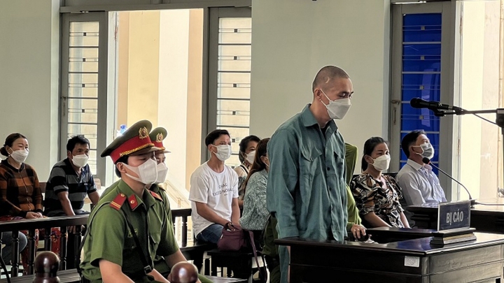 Dùng máy cưa cắt trúng cổ người đàn ông vì có ác cảm 