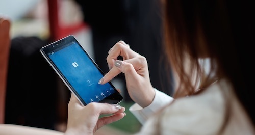 Mặc đồ công an, lên mạng 