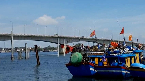 Phát hiện thi thể mẹ ôm con tự tử cầu Cửa Việt sau 3 ngày mất tích
