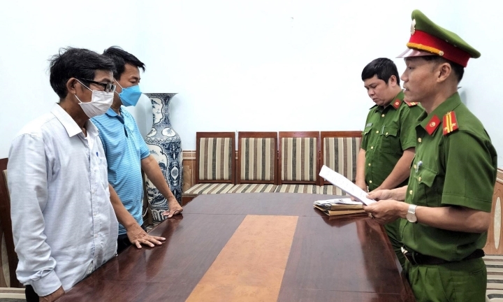 Giám đốc công ty dược đỗ xe sai quy định, xúc phạm công an