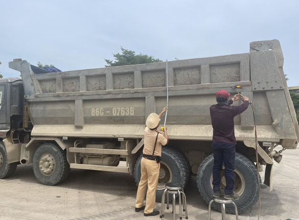 CSGT Bình Thuận cắt bỏ thùng xe cơi nới, buộc hạ đúng tải mới được lưu thông