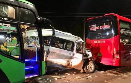 Ô tô 16 chỗ bẹp dúm sau khi bị kẹp giữa 2 xe khách 