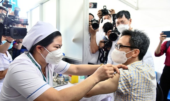 Phó Thủ tướng Vũ Đức Đam tiêm mũi 4 vắc xin ngừa COVID-19