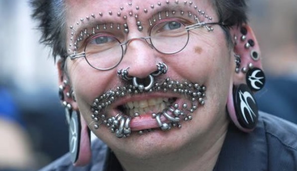 Người đàn ông có nhiều hình xăm và vành khuyên nhất thế giới: 453 lần 