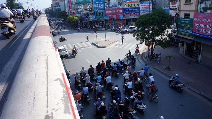 Trời nắng như thiêu đốt, dừng đèn đỏ trong bóng râm có bị phạt tiền?