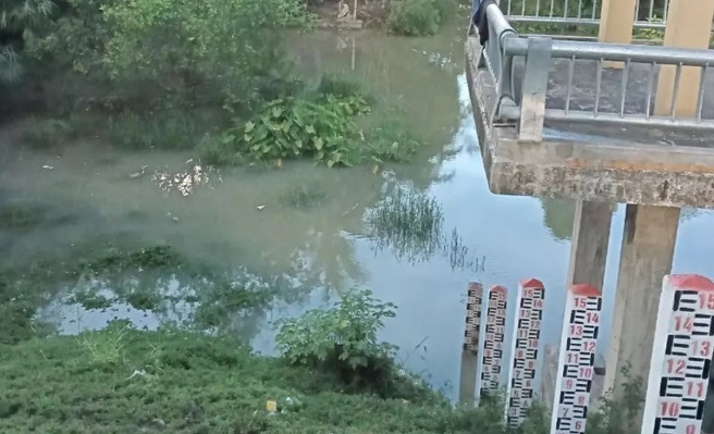 Dắt nhau đi chơi, hai chị em rơi xuống cống nước tử vong thương tâm 