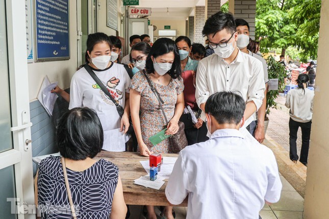 Tin thời sự mới nóng nhất 19/7: Người dân Thủ đô xếp hàng tiêm mũi nhắc lại phòng chống COVID-19