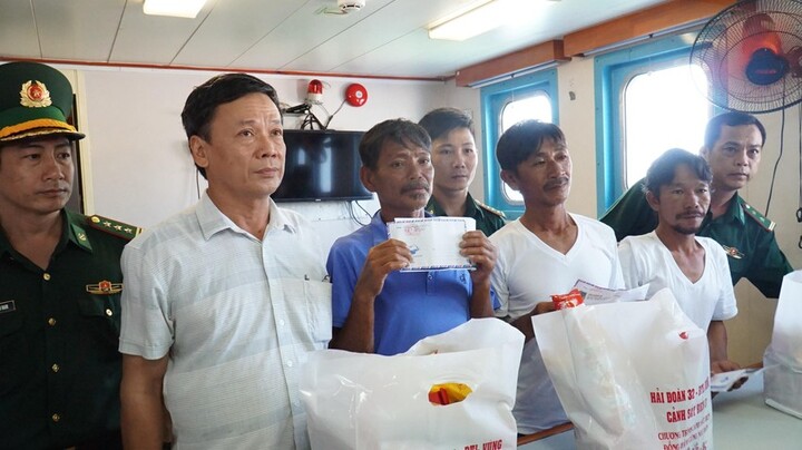 Vụ thuyền viên Bình Thuận mất tích trên biển: Đưa 4 ngư dân sống sót vào đất liền an toàn