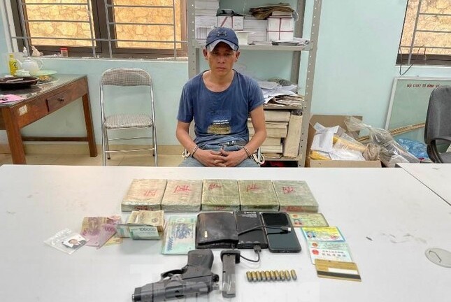 Vây bắt đối tượng mang lệnh truy nã, hai cảnh sát bị thương 