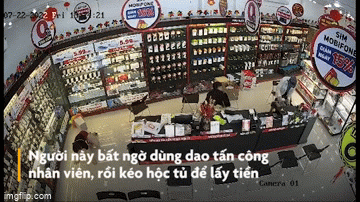 Video: Nhân viên tiệm điện thoại chống trả tên cướp mang theo dao nhọn
