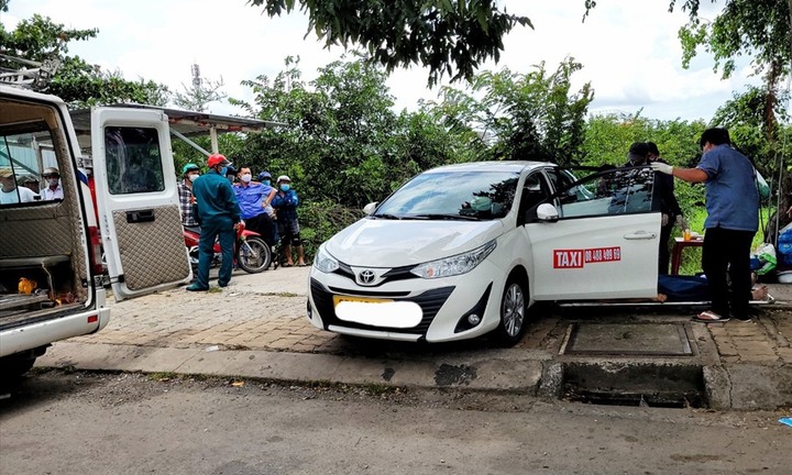Gõ cửa taxi tá hỏa phát hiện tài xế tử vong