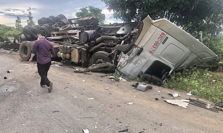 Tai nạn liên hoàn giữa 3 xe tải: Phá ca-bin đưa các nạn nhân bị thương đi cấp cứu