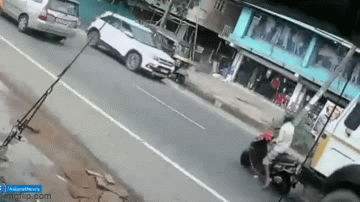Video: Cụ ông may mắn thoát chết dù dừng trúng điểm mù xe ben
