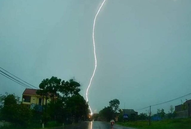 Vụ sét đánh vào bãi ngao ở Ninh Bình: Mẹ tử vong tại chỗ, con trai bị thương