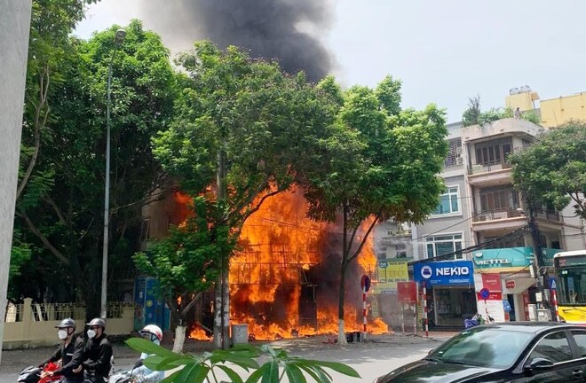 Hiện trường vụ cháy cửa hàng linh kiện máy tính ở Hà Nội 