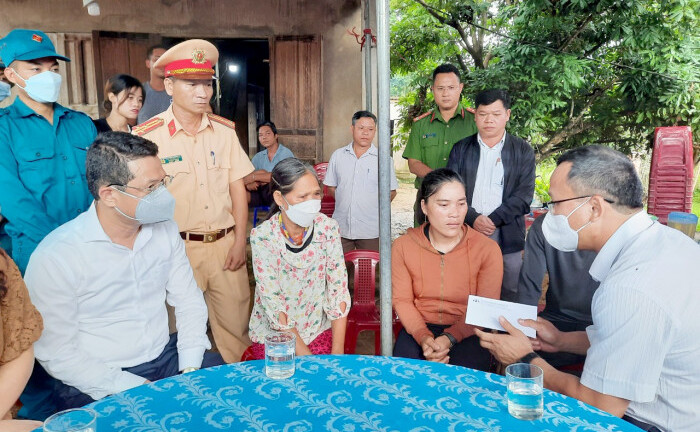 Vụ tai nạn 4 người tử vong ở Huế: Phút chốc vợ mất chồng, con mất cha