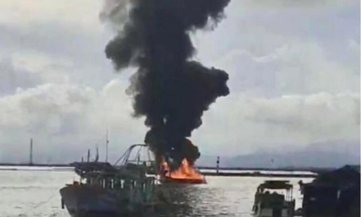 Xuồng chở 1.000 lít dầu bị cháy rụi trên vùng biển Móng Cái