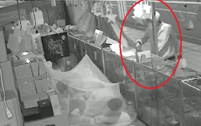 Vụ dùng mã tấu cướp bánh trung thu ở Bình Dương: Đối tượng sinh năm 2000 ra đầu thú