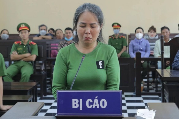Chị trói em cùng mẹ khác cha vào gốc cây, bỏ mặc đến chết ngạt
